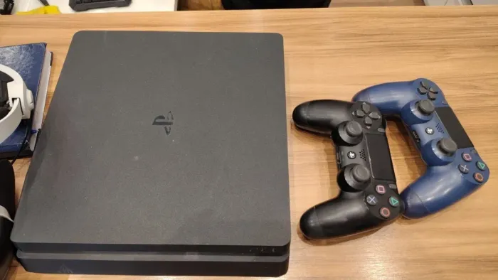 Sony PlayStation 4 Slim preto - com acessórios Sony