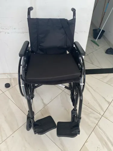 Cadeira de rodas dobrável é que tira as rodas pra facilitar o transporte 