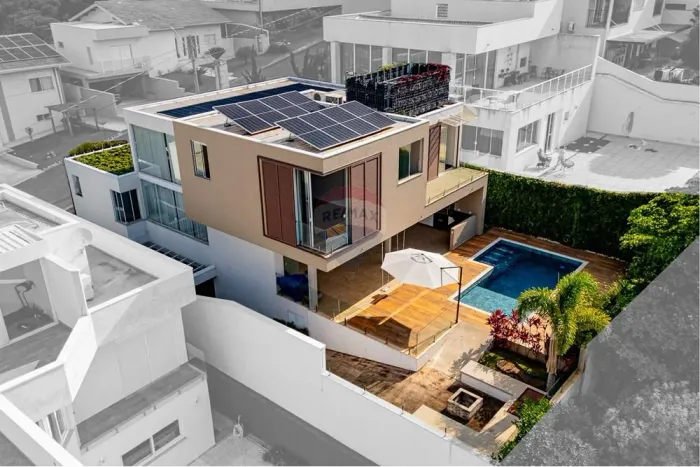 Casa moderna em condomínio fechado com 4 Suítes, piscina, espaço Gourmet, vista para a Ped