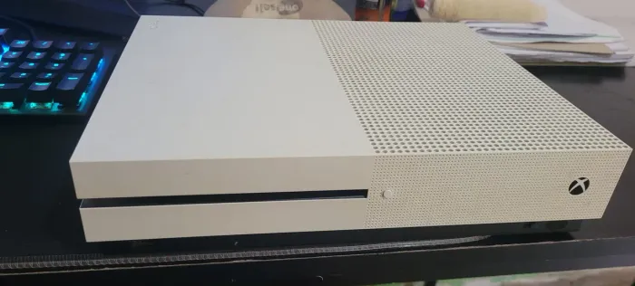 Xbox One S 500GB Branco + 8 Jogos (Sem Controle / Leitor precisa de limpeza)