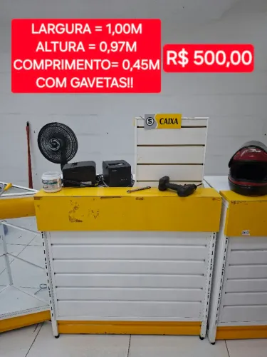 Balcão para caixa. De madeira, com gavetas