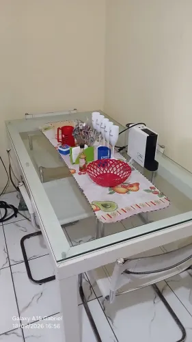 Mesa grande de cozinha de vidro acabamento em madeira de ótima qualidade com 4 cadeiras