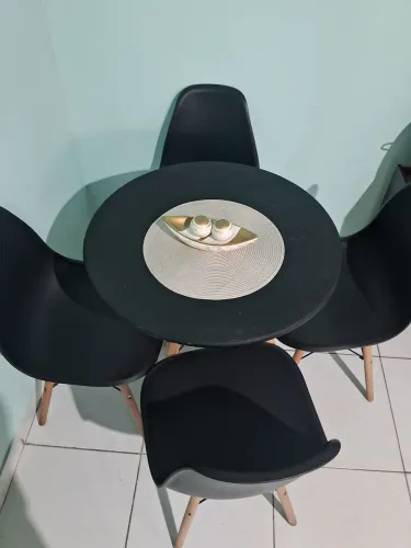 Vendo mesa redonda com 4 cadeiras 