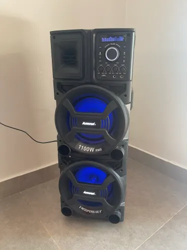 Caixa de som 1100w de potência 