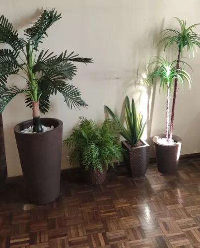 PLANTAS ARTIFICIAIS COM VASO E PEDRAS