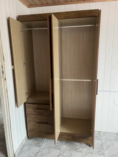 Armário 2 Portas - Vários Cabideiros