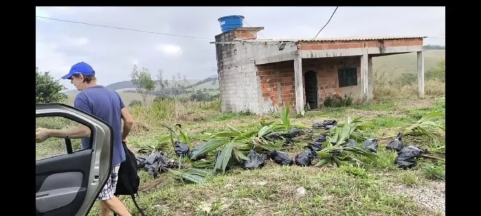 Vendo áres 15 mil metros com uma casinha 100 mil reais avista