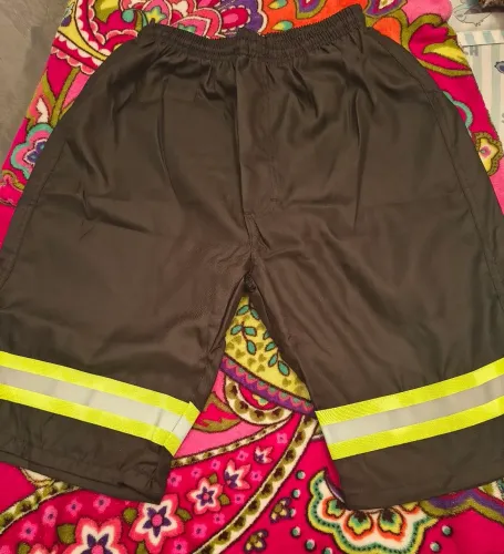 Vendo calça e short para trabalhar novas