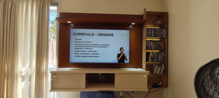 Painel/Rack para TV em Madeira nas Cores Madeira e Marfim