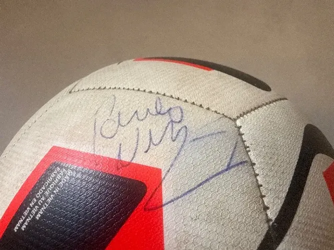 Bola autografada pelo Denilson e Paulo Nunes 