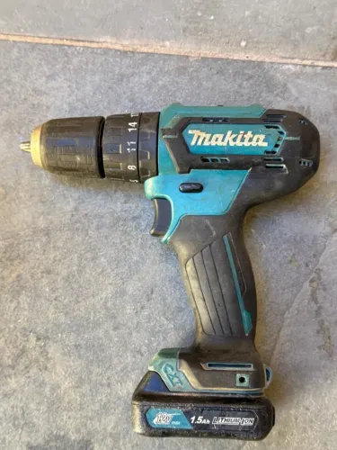 Parafusadeira Makita com carregador (LEIA O ANUNCIO)