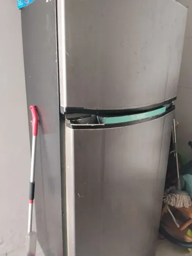 Geladeira velha para retirada de peças