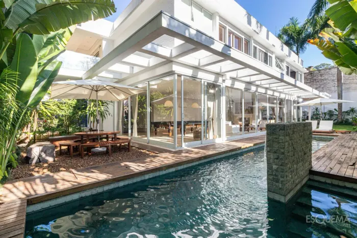 Arquitetura contemporânea cercada por natureza em rua fechada no Real Parque