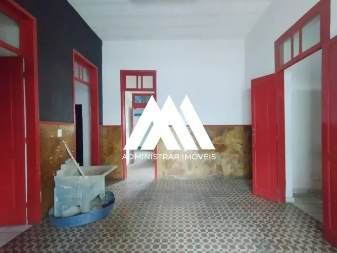 Alugo casa comercial em Itaúna com excelente localização!