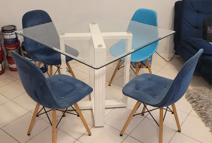Mesa de vidro com cadeiras
