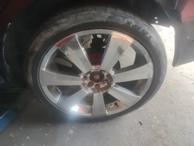 Aro 18 universal com pneus perfil baixo 