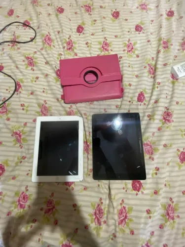DOIS IPADS**