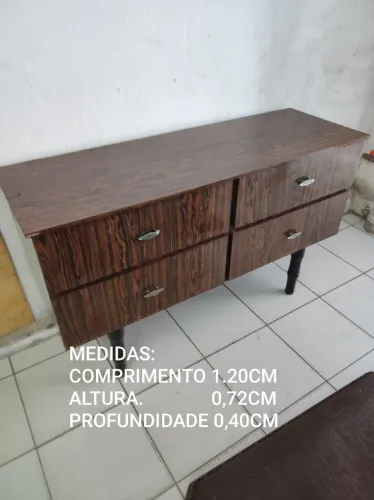 CÔMODA ANTIGA FORMICADA COM 4 GAVETAS.