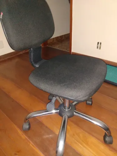 Cadeira giratória com ajuste de altura,semi nova 