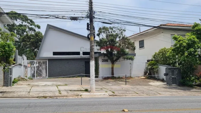 Casa Comercial de 226m² em Localização Nobre - Próximo ao Metrô, com Estacionamento e 8 Sa