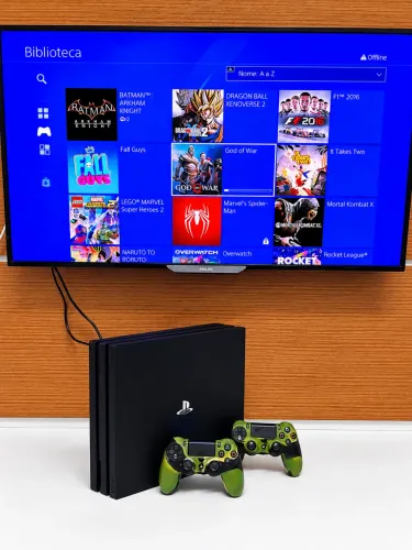 PS4 Pro 1TB + 14 Jogos Digitais + 2 Controles Originais + Case