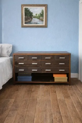 Cômoda em Madeira Maciça - Design Clássico e Excelente Estado