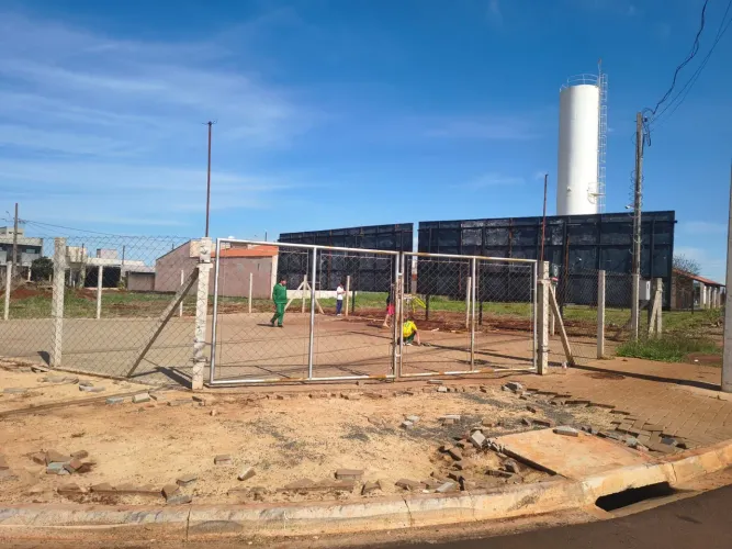 Cerca de Alambrado usado com portão ideal para uma área de 250 metros