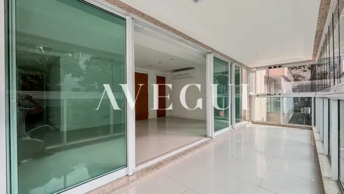 Apartamento de 197 m² com 4 Suítes a Uma Quadra da Praia do Leblon.