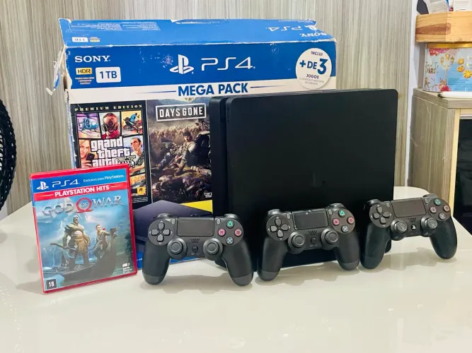 PLAYSTATION 4 + 3 CONTROLES + GOD OF WAR