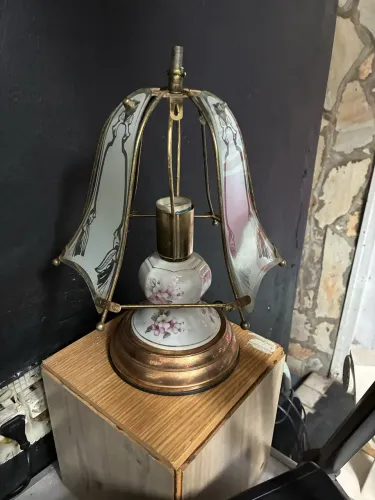 Antigo abajur de mesa com corpo de porcelana