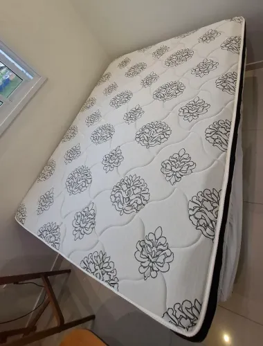 Colchão Umaflex Duomo, tamanho casal (1,38m x 1,88m) com 25cm de altura.