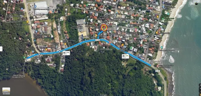 Terreno plano de 491,62m², com duas casas e em servidão sem saída, a 350 m da Praia do Mor