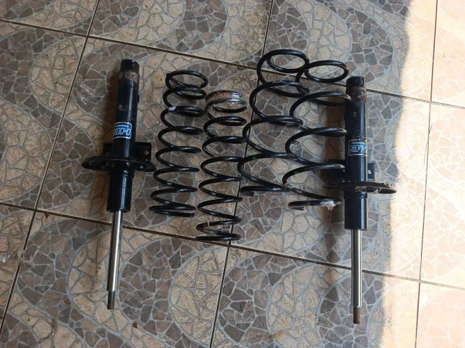 Vendo 4 molas e 2 amortecedor dianteiro do gol g8