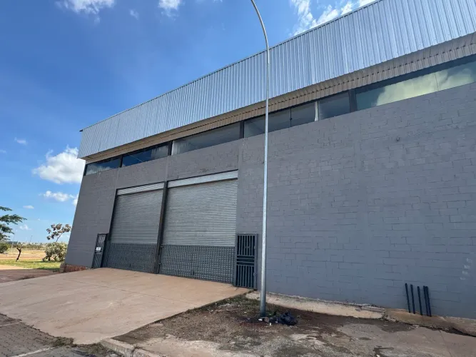 Excelente Galpão 360m² - Mezanino c/ 3 Salas, Hall, Copa e Ótima Localização