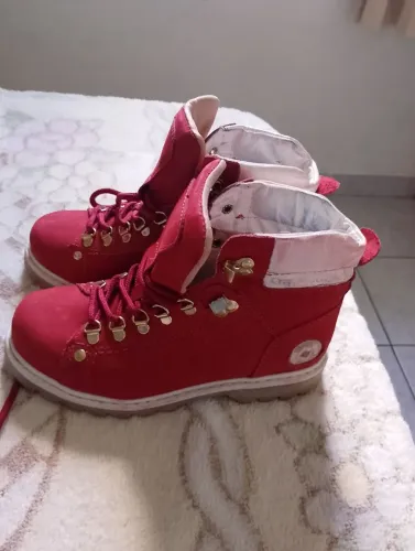 Uma bota vermelha número 36