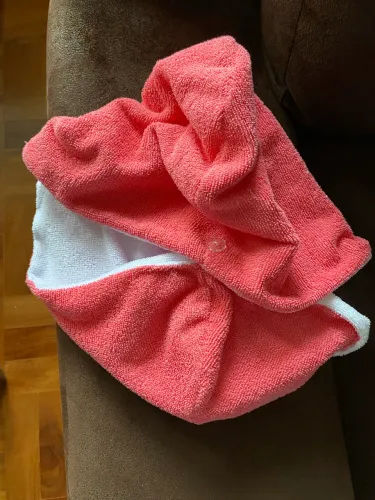 Touca anti-frizz de microfibra cor salmão para secar o cabelo
