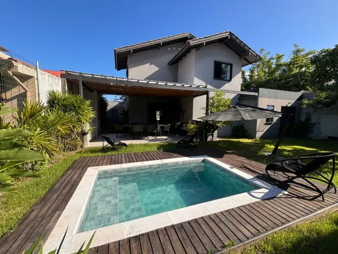 Casa Residencial com 315 m², 4 suítes, 4 vagas, no bairro Jurerê Internacional em Florianó