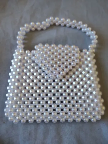Bolsa artesanal de mão toda em pérolas branca