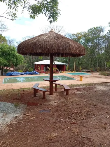 Quiosque sombreiro com banco e mesa