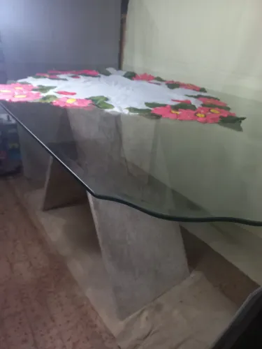 Mesa tampo de vidro pé de mármore