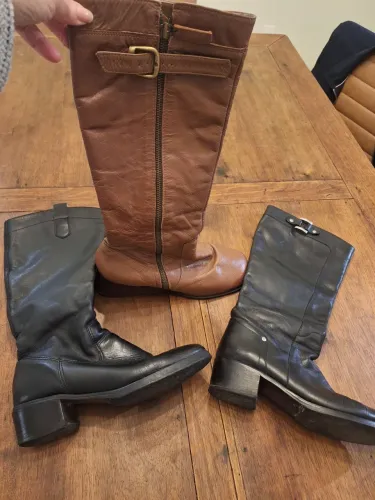 2 pares botas pretas e 1 par marrom