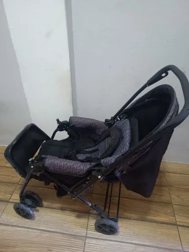 Carrinho de bebê, na cor preta, vão duas capas, semi-novo, com algumas avarias 