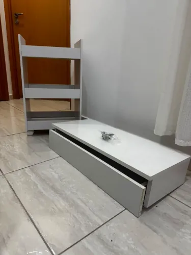 Carrinho auxiliar e penteadeira 