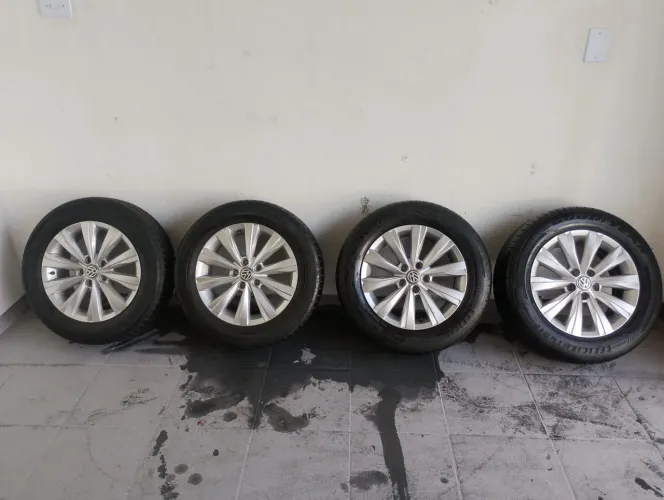 Jogo rodas Volkswagen virtus aro 15 5 furos com pneus otimos