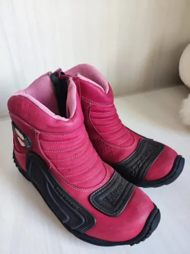 Bota motociclista feminina rosa e preta