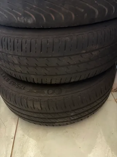 Vendo pneus aro 14 com rodas de ferro