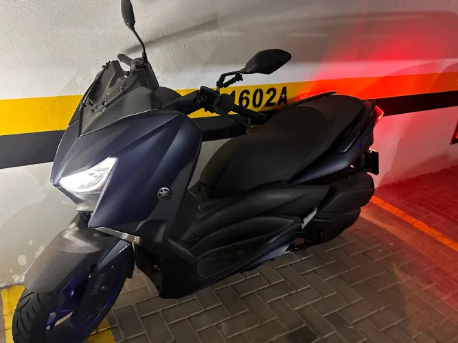 Vendo Yamaha XMAX 250 ABS ano/modelo 2024/2024, na cor azul, com apenas 5.000 km. 