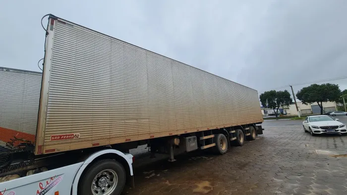 Carreta bau Vamderleia e eixo Ano 2024 único dono
