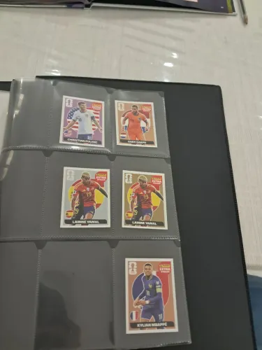 Vendo 2 figurinhas do lamine yamal legend prata e ouro