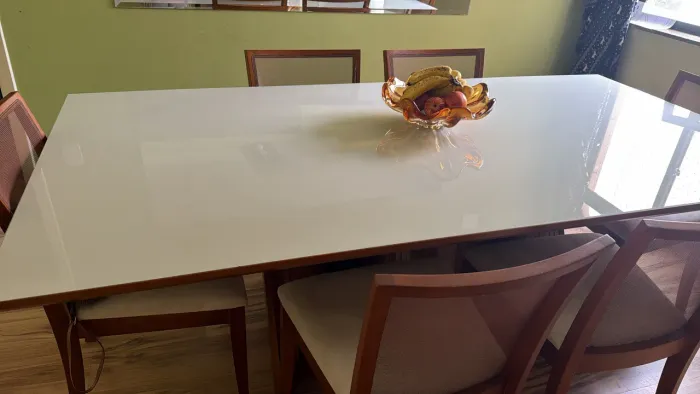 Mesa com 8 cadeiras 